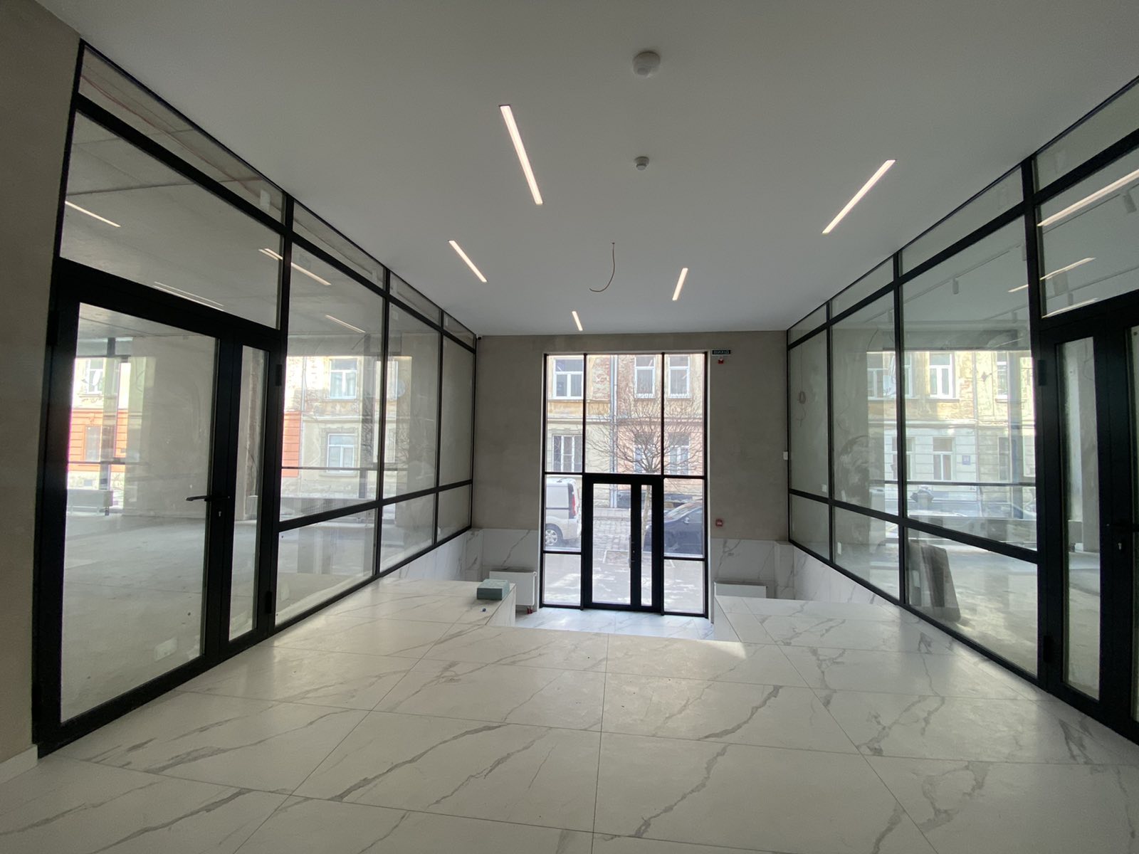 OFFICE / COMMERCIAL SPACE FOR RENT! 40 m²! NEXT TO FORUM SHOPPING CENTER!