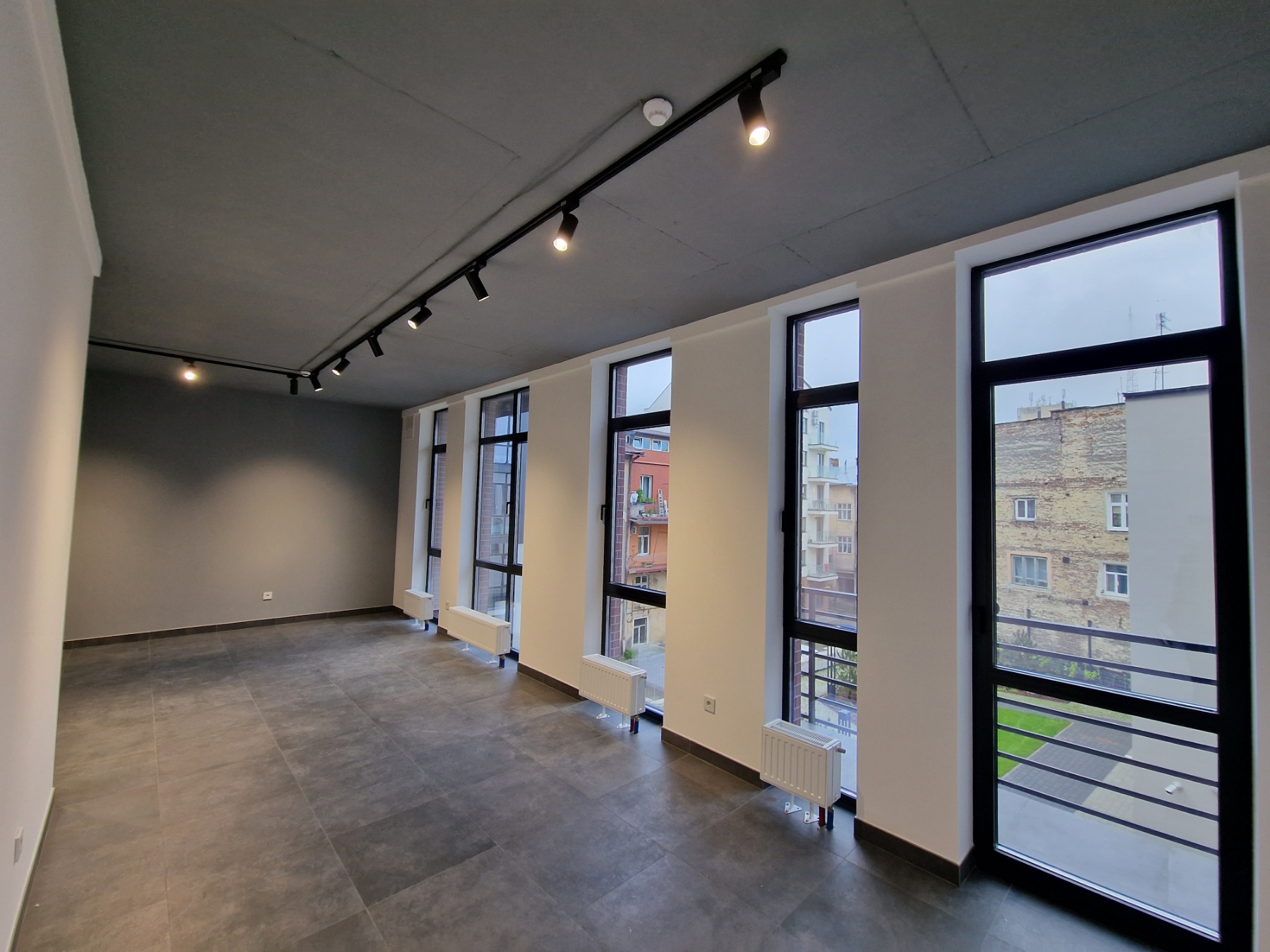 OFFICE / COMMERCIAL SPACE FOR RENT! 40 m²! NEXT TO FORUM SHOPPING CENTER!