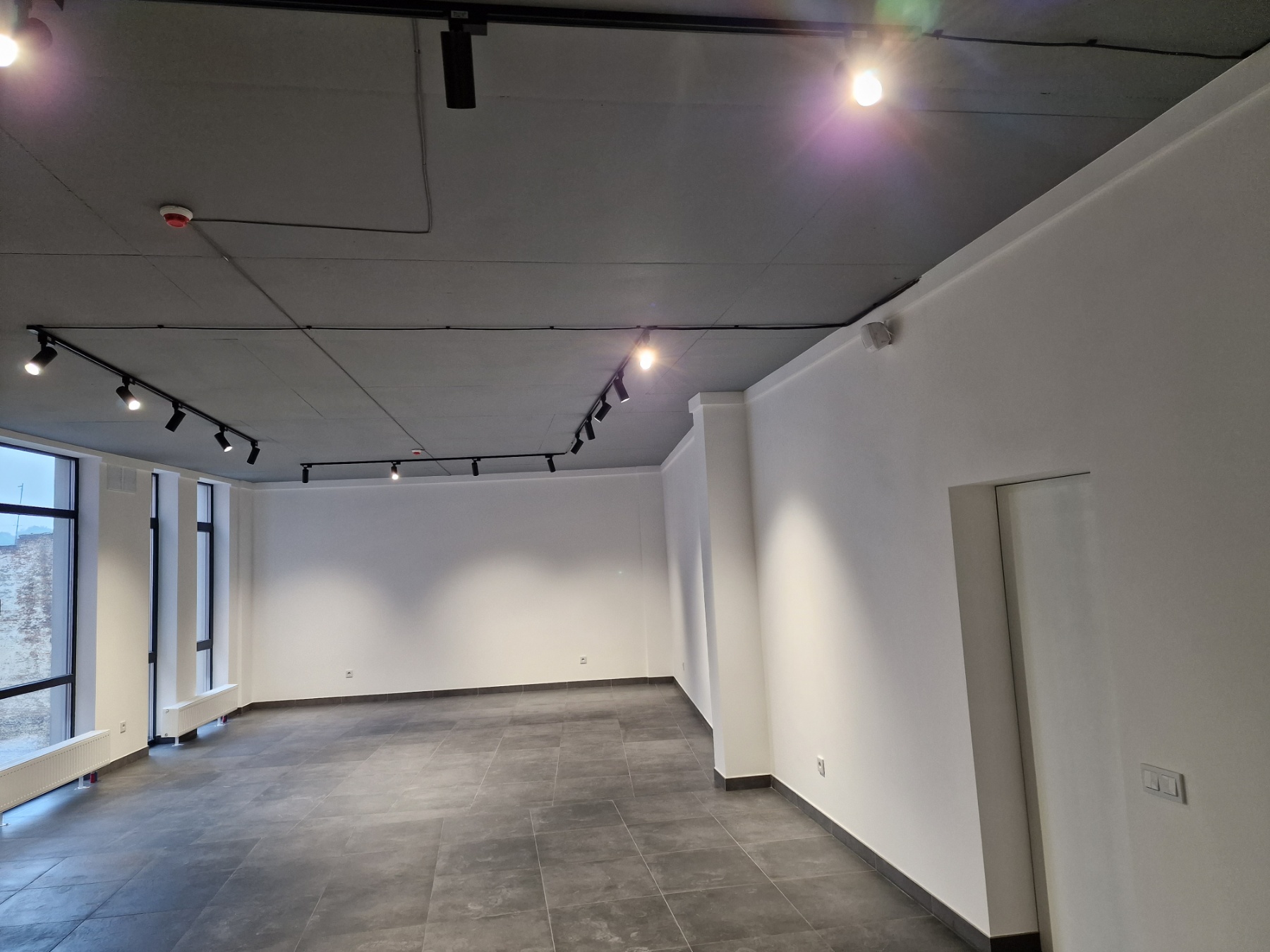 OFFICE / COMMERCIAL SPACE FOR RENT! 40 m²! NEXT TO FORUM SHOPPING CENTER!