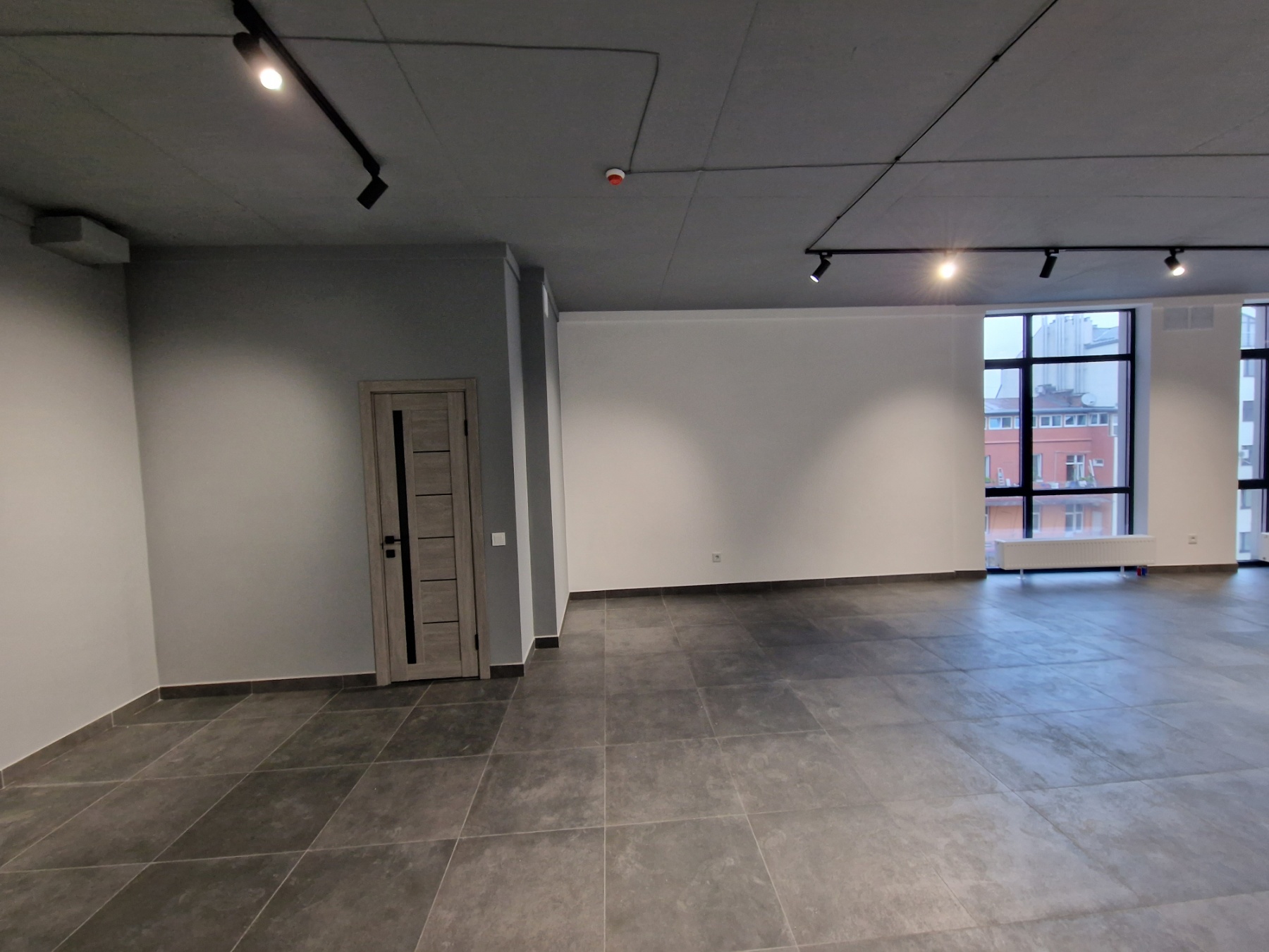 OFFICE / COMMERCIAL SPACE FOR RENT! 40 m²! NEXT TO FORUM SHOPPING CENTER!