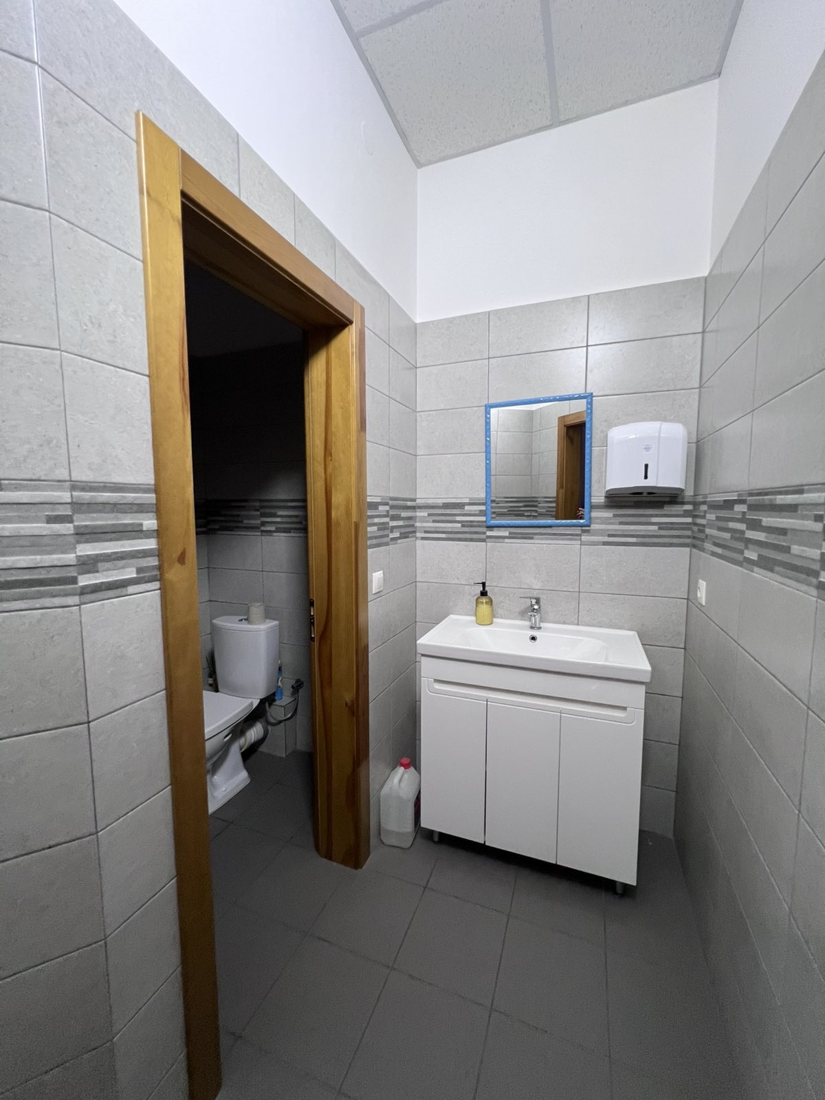 ПРОДАЖ! Офісні приміщення 1800 м. кв + склад 900 м. кв !